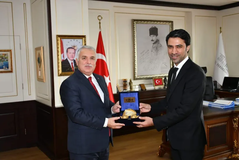Tekirdağ Valisi Yıldırım ziyaretinde plaket takdimi